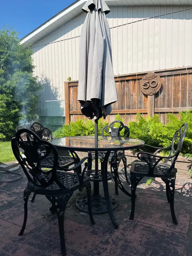 cast iron bistro table in Patio & Garden Furniture in Oshawa / Durham Region - Image 3