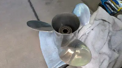 Quicksilver Laser II 21 pitch prop for sale in good condition. I need 22p which is the reason for th...