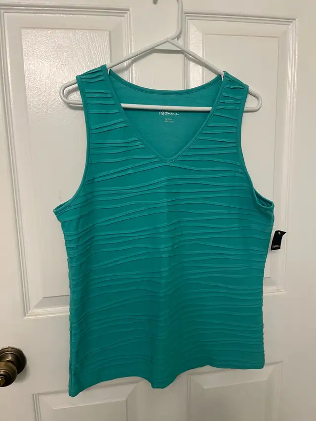 pretty mint green top, never worn, 2X, $5 in Women's - Tops & Outerwear in City of Halifax - Image 2
