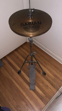 Sabian hi-hat, sabian crash symbol, Pearl Snare drum.