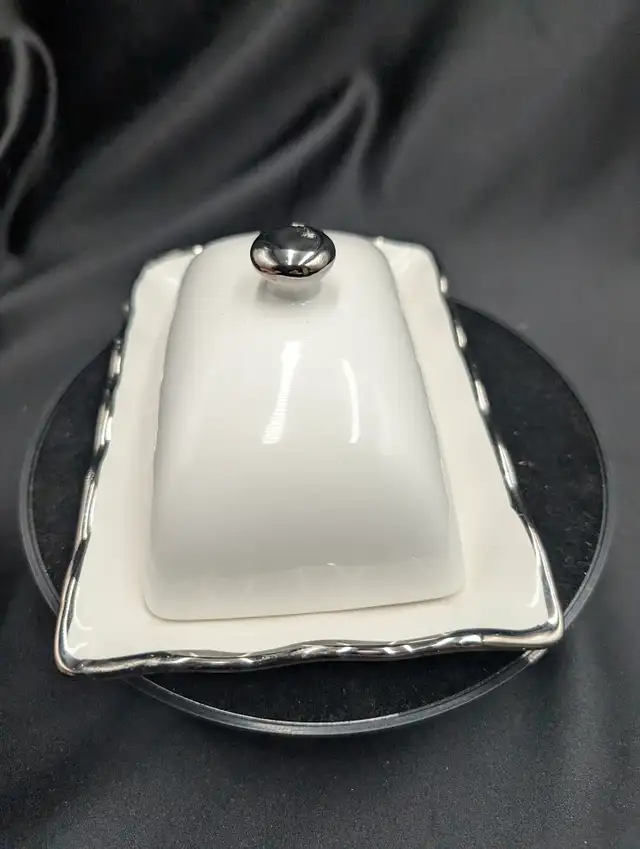 10 Strawberry Street White With Silver Accents Butter Dish63235092961539124