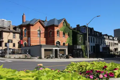1 bedroom + Den in the Durand neighbourhood