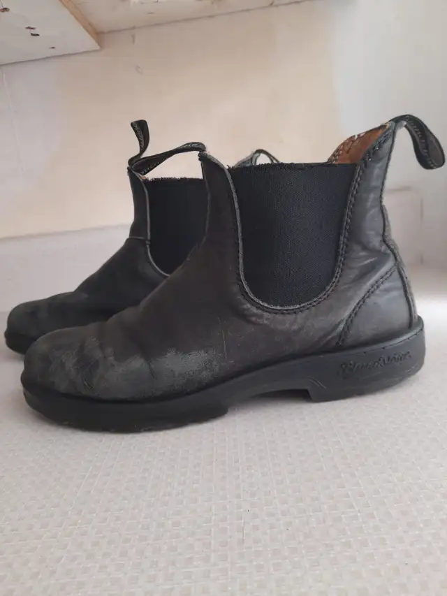 Unisex Blundstone 550 Chelsea boots in Men's Shoes in City of Toronto - Image 5