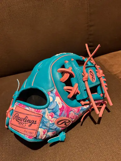 Rawlings Heart of the hide Gold Glove Club January 2025 Edition, View more