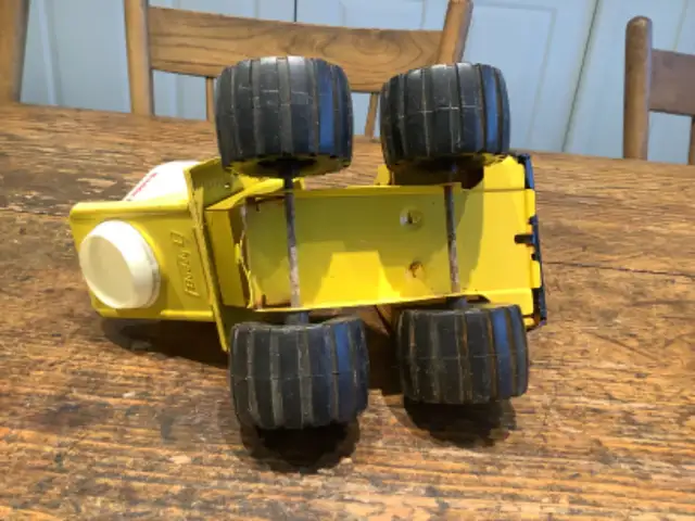 Vintage Buddy L. Yellow Cement Truck White Mixer in Toys & Games in Winnipeg - Image 6