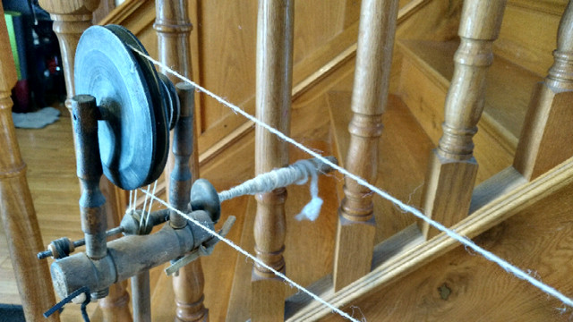 Gorgeous, real antique, spinning wheel in Home Décor & Accents in Oshawa / Durham Region - Image 2