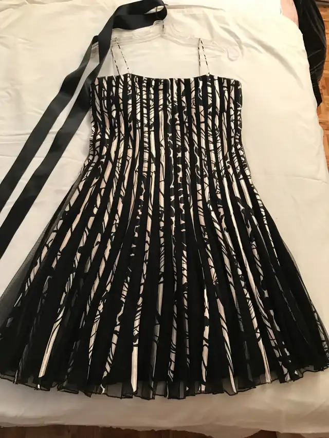 Robe Gilani gr.10  long. 36po. polyester/spandex très propre 25$ in Women's - Dresses & Skirts in Laval / North Shore - Image 3