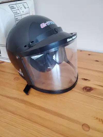 Casque de type open-face pour VTT ou Moto-neige pour junior de marque Griffin (canadien) avec visièr...