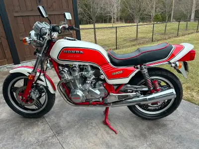 Beautiful restored Honda 900F Super Sport. Brake calipers rebuild, new battery, new charging system.