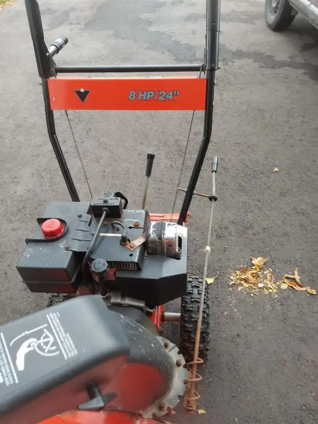 SNOW BLOWER in Snowblowers in Mississauga / Peel Region - Image 6