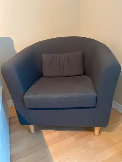 Je vends 1 fauteuil Tullsta. Acheté original en bleu gris foncé. Très peu utilisé. Vous pouvez achet...