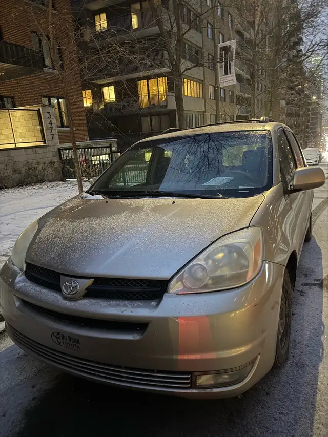 Sienna 2004 in Cars & Trucks in City of Montréal - Image 3