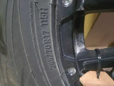 Je vends cet ensemble de quatre pneus d'hiver Toyo Observe GSi-6 de dimension 265/70R17, montés sur...