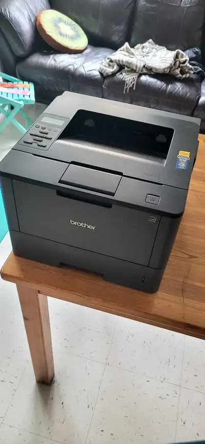 Imprimante a vendre, très bon état. Inclus cartouche d'encre haute capacité TN850. Raison de la vent...