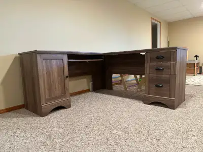 This 5-shelf bookcase features three adjustable shelves that give you the option to customize your l...
