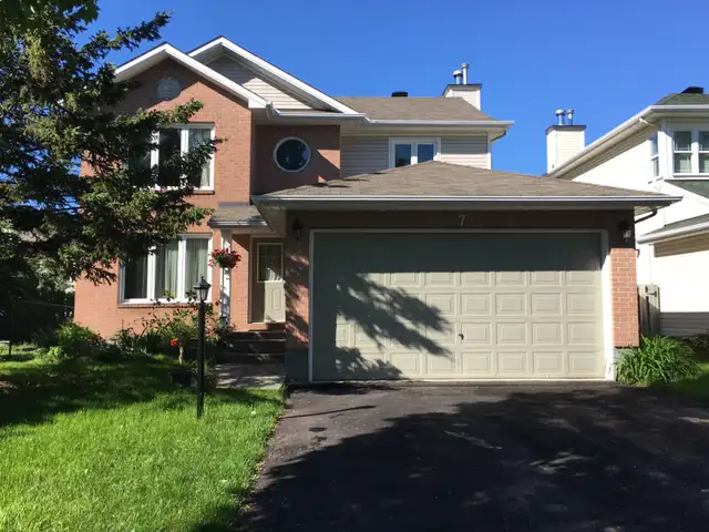 3 bdrms Single house in Kanata Bridlewood( Available May1)