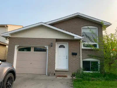 Very nice 5 bedroom house. Close to bus stop to Brock university. close to mall and super market. co...