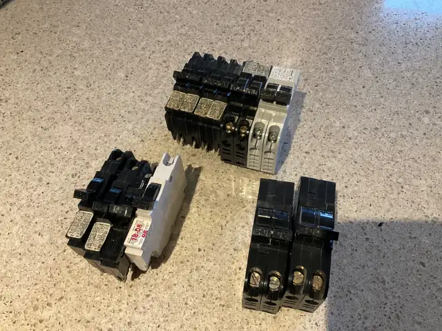 Disjoncteur Fédéral Pioneer Stab-Lock 15-20-30 et 150 amp in Electrical in Laval / North Shore - Image 2