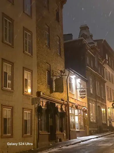 Grand 3 1/2. Sur 3 etages 2 salles de bain renove Electros fournis Cuisine renover Idea pour jeune p...