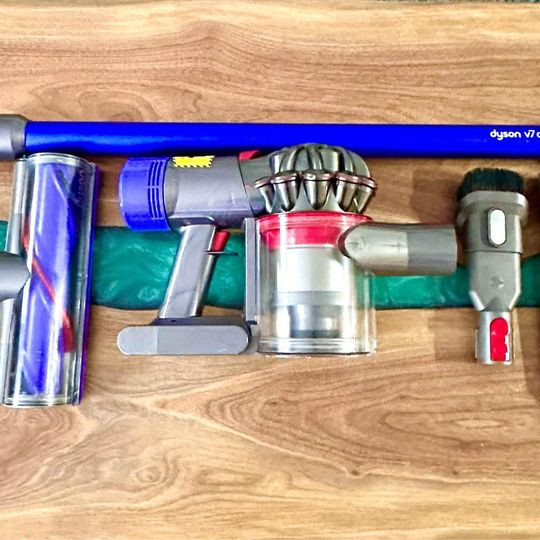 Dyson V7 Complete - Aspirateur sans Fil in Vacuums in Longueuil / South Shore