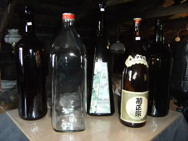 Bouteilles de collection in Arts & Collectibles in Edmundston - Image 3