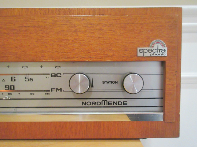 MID CENTURY MODRERN 1968 NORDMENDE SPECTRA PHONIC C RADIO in General Electronics in City of Toronto - Image 4