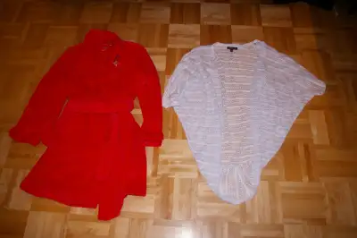 À vendre 1 robe de chambre rouge en molleton (5$) et 1 boléro blanc à manches courtes (3$) pour fill...