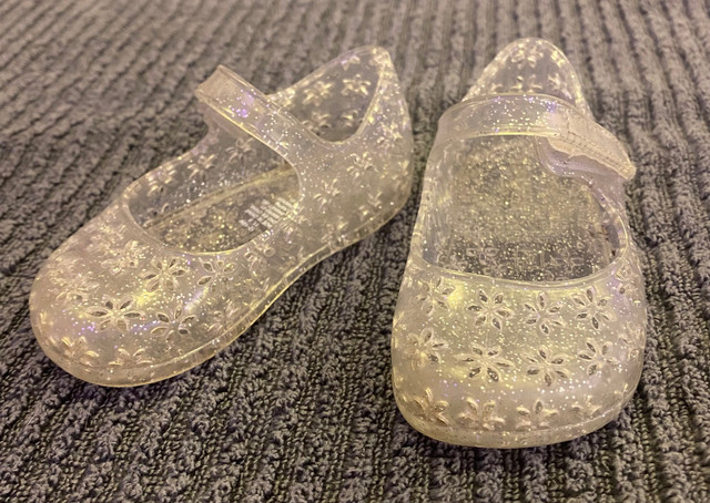 12-18 month Old Navy clear sandals  in Clothing - 12-18 Months in Oshawa / Durham Region