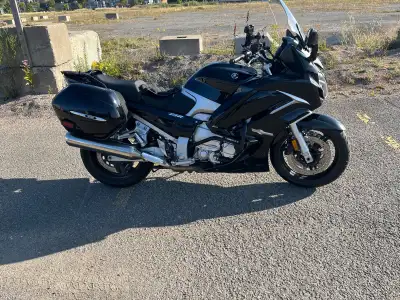 Moto yamaha fjr-1300 2017.Tres propre ,bien entretenue.Roll bar de protection jamais accidentee.