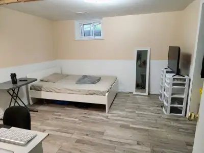 Huge Room with washroom and parking available in Luxury Home in Etobicoke/Toronto. 950 csh. AVAILABL...