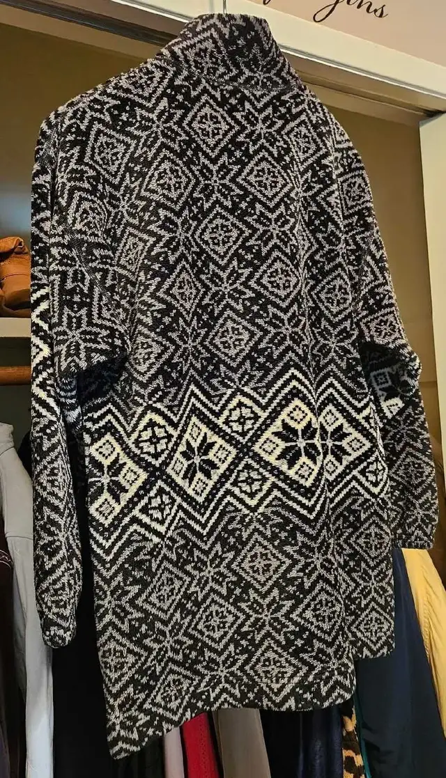 Women's Black and White Fleece Jacket in Women's - Tops & Outerwear in Edmonton - Image 9
