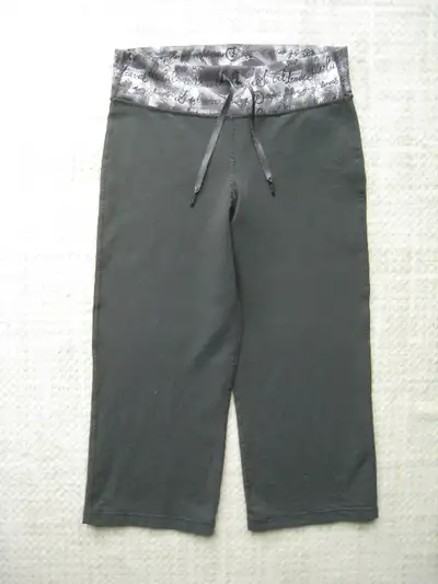 Very good condition, no issues. There is no size tag or dot, please refer to the measurements in the...