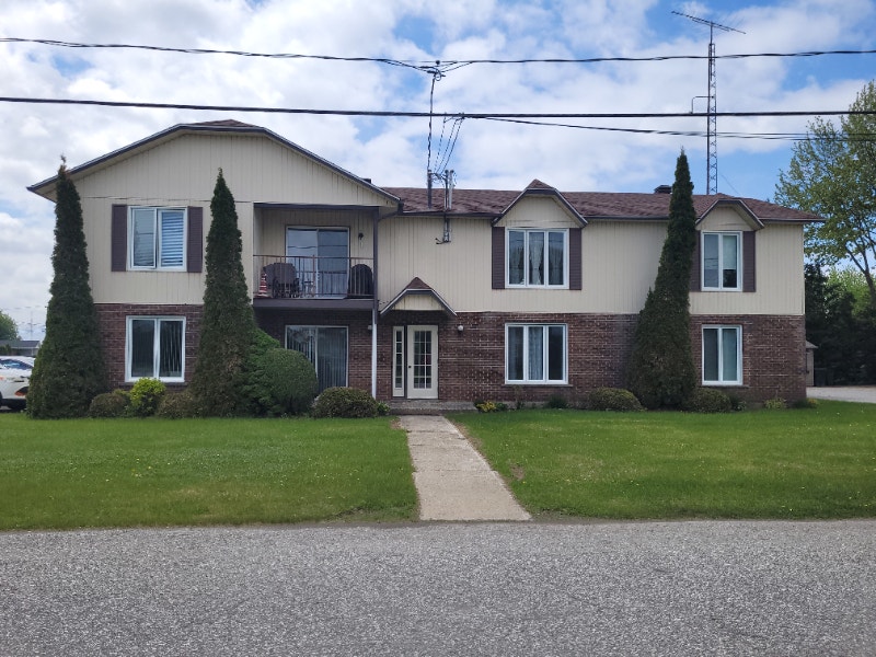 Immeuble a revenu quadruplex a vendre 4 logements 4 1/2 Maisons à