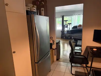 Studio super chaleureux, le studio inclus poêle et frigo fournis par l’immeuble prendre note que les...