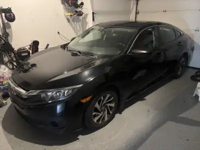 Honda Civic SE 2018 à vendre. 4 pneus d’hiver sur rims et 4 pneus d’été sur mag en bon état. Modèle...