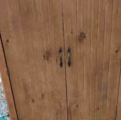 Faites une offre. Armoire en bois massif., View more