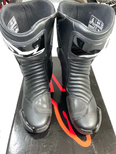 I'm selling a pair of Alpinestars SMX-6 V2 motorcycle boots in black, size EUR 44 / US 9.5, perfect...