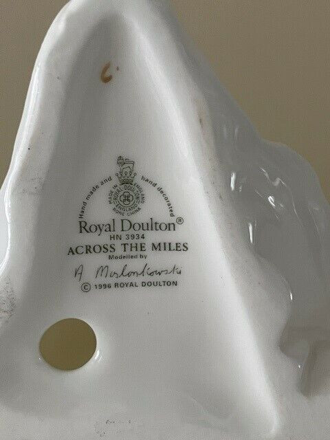 Royal Doulton Figurine Sentiments  Across the Miles HN3934 in Arts & Collectibles in Oshawa / Durham Region - Image 2