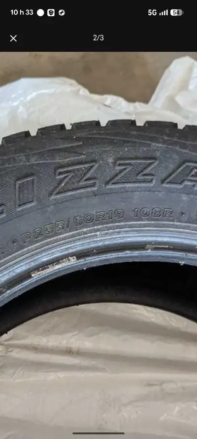 Voici 2 pneus d'hiver Bridgestone Blizzak DM-V1 de dimension P255/60R19 108R, parfaits pour affronte...