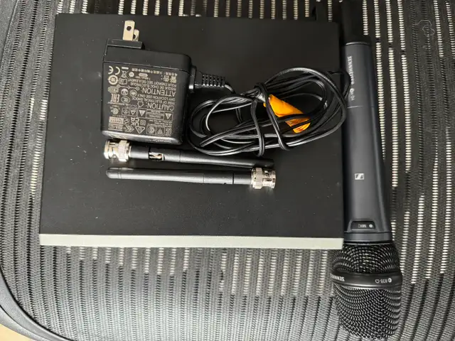 Sennheiser G4 Wireless Mic with Mute (A Band) in Pro Audio & Recording Equipment in City of Toronto - Image 3