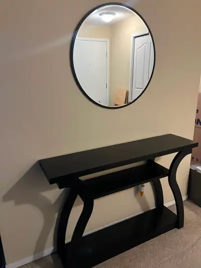 Black Mirror & Console table . Like New. Available for pick up in SE