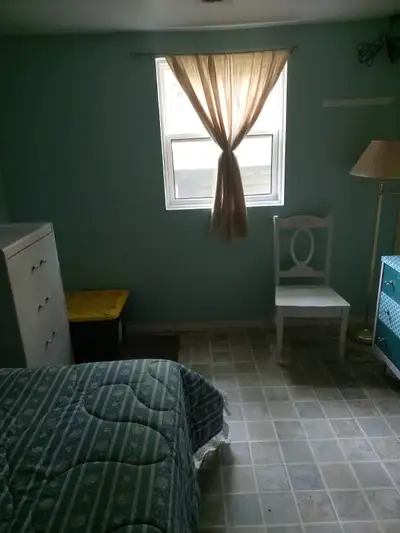 ROOM -  Quiet, Clean - Georgian College area - Duckworth & Grove