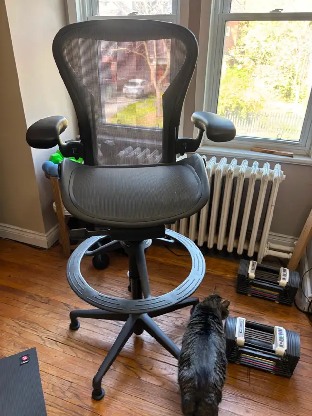 Herman Miller Aeron Bar Height Stool - Drafting Chair (MINT) in Chairs & Recliners in City of Toronto - Image 3