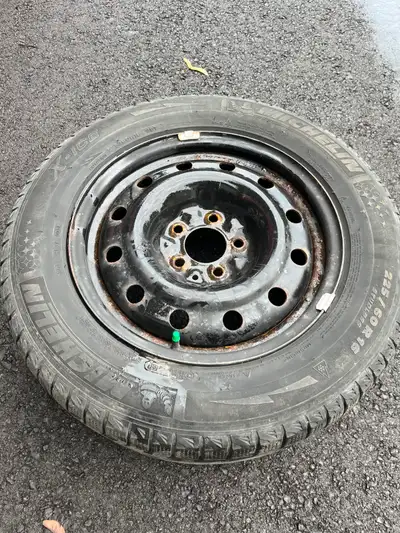 Michelin X-Ice Winter Tires with Rims – 225/60R16 – Set of 4 Description: Selling a set of 4 Micheli...