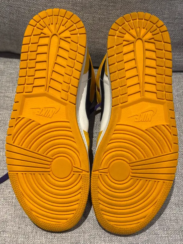 NIKE JORDAN MID SE SIZE 10 UNIVERSITY GOLD / BLACK in Men's Shoes in Markham / York Region - Image 9