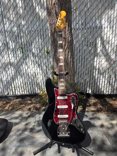 Selling my Squier Bass VI in gloss black. It’s a 6-string short-scale bass tuned E–E, perfect for de...