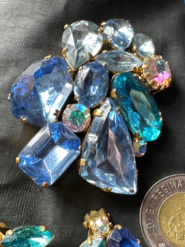VINTAGE JEWELLERY SET; EARRINGS & BROOCH  in Jewellery & Watches in Regina - Image 4