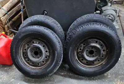 4 pneus d'hiver à clous Wintermark magna grip. 215/70R 15 Très peu usé. 300$ négociable 819-621-7466
