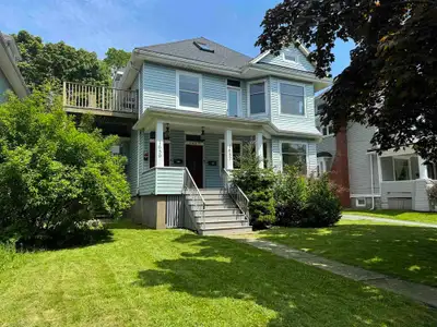 This is a gem. Big bedrooms and 9 ft ceilings throughout, this is not a typical student rental. This...