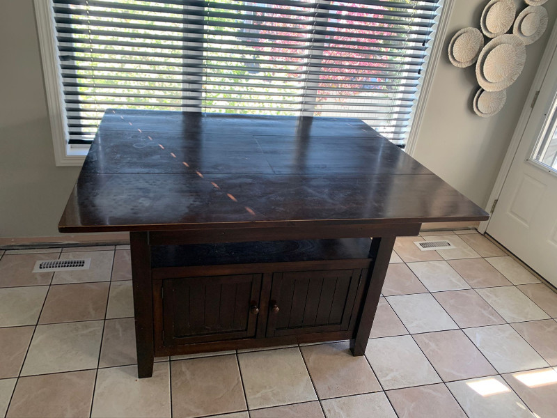 8 seater adjustable counter height Dining set with 8 bar stools